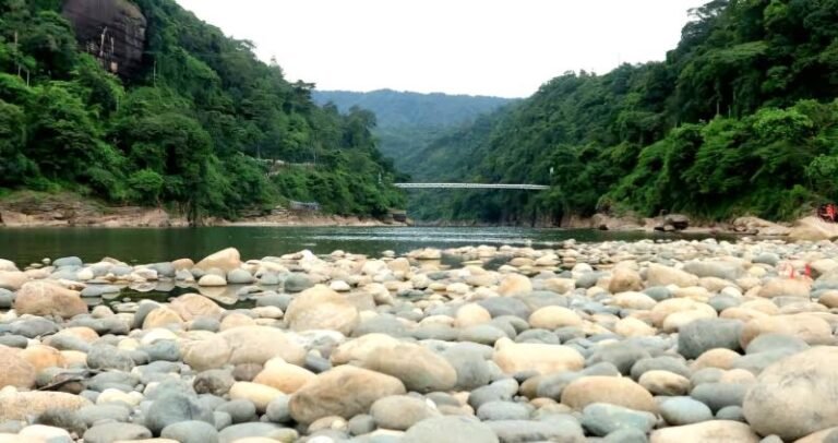 জাফলংয়ে অবৈধ বালু তোলা বন্ধে টাস্কফোর্সের অভিযানে আটক- ৯