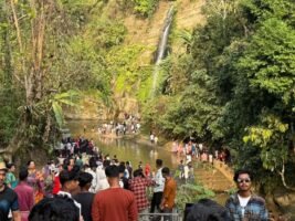 ঈদের ছুটিতে পর্যটকদের পদচারণায় মুখরিত মাধবকুণ্ড জলপ্রপাত