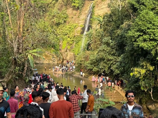 ঈদের ছুটিতে পর্যটকদের পদচারণায় মুখরিত মাধবকুণ্ড জলপ্রপাত