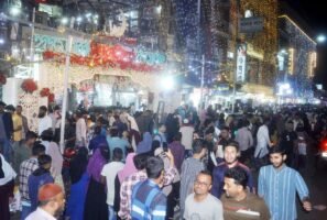 <span style='color:#000;font-size:18px;'>বিপণিবিতানগুলোতে ক্রেতাদের উপচেপড়া ভিড়</span><br/> শেষ মুহূর্তে জমে উঠেছে সিলেটের ঈদের বাজার