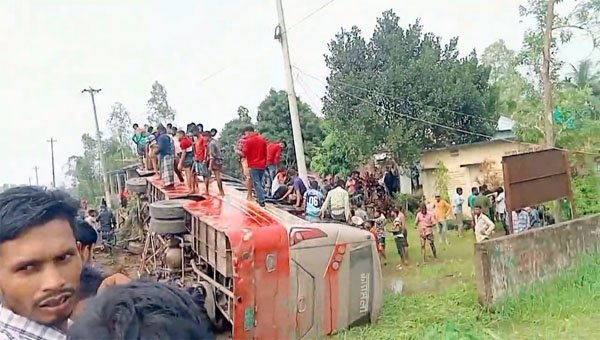 হবিগঞ্জে বাস খাদে পড়ে আহত-১০, অল্পের জন্য ৪০ জন যাত্রীর রক্ষা