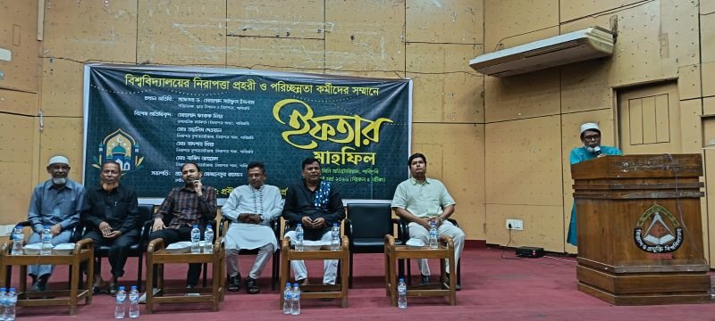 নিরাপত্তা ও পরিচ্ছন্নতা কর্মীদের নিয়ে শাবি প্রক্টর অফিসের ইফতার মাহফিল