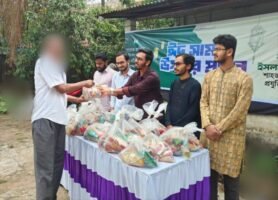 শাবিতে কর্মচারীদের মাঝে ছাত্রশিবিরের ঈদ উপহার বিতরণ