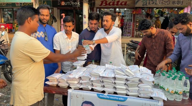 গোলাপগঞ্জে জাকির হোসেনের উদ্যোগে ইফতার বিতরণ 