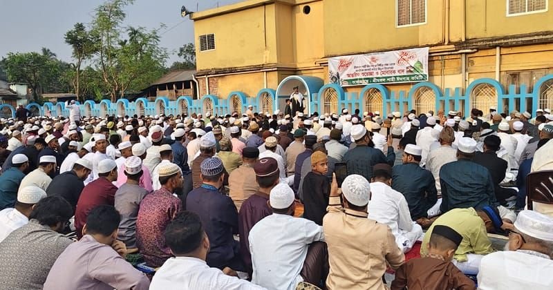 শ্রীমঙ্গল শাহী ঈদগাহ মাঠে ঈদের জামাতে মুসল্লিদের ঢল