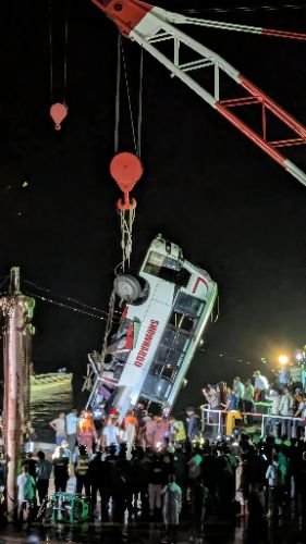 ফেরিঘাটে বাস ডুবির ঘটনায় ২৩ জনের মরদেহ উদ্ধার, ১৫ জনকে পরিবারের কাছে হস্তান্তর