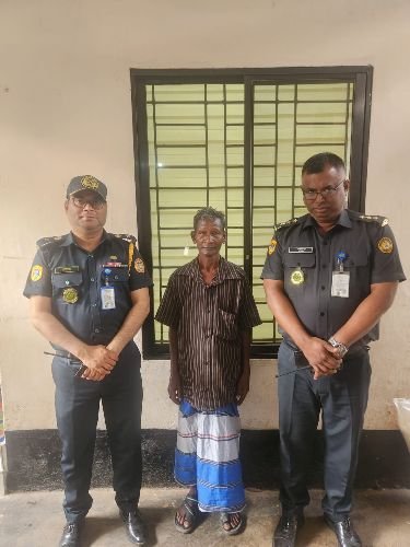 <span style='color:#000;font-size:18px;'>২০ হাজার টাকা বকেয়া বিল দিতে না পারায় কারাবরণ</span><br/> জেলা প্রশাসক সারওয়ার আলমের সহায়তায় মুক্তি পেলেন মঙ্গল দাস