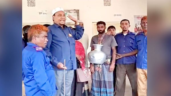 মাকে মারধরের ঘটনায় ছেলের গলায় পানির কলসি ঝুলিয়ে ঘোরানো হলো বাজারে