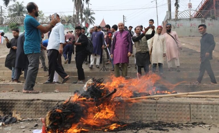 <span style='color:#000;font-size:18px;'>চাঁদাবাজ, সিন্ডিকেটবাজ, ছিনতাইকারী, ভিক্ষুক ও হিজরাদের তালিকা করে ফ্যামিলি কার্ড দেওয়া আহবান</span><br/> সিলেটে সিন্ডিকেটবাজ ও ছিনতাইকারীদের প্রতিকী কুশপুত্তলিকা দাহ