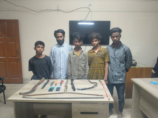 সিলেটে ৪ টি চাকু সহ ছিনতাইকারী চক্রের ৭ সক্রিয় সদস্য আটক