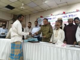 <span style='color:#000;font-size:18px;'>গোলাপগঞ্জ হ্যাল্পিং হ্যান্ডস ইউএসএ'র অর্থ বিতরণ কালে</span><br/> বর্তমান সরকার বৈষম্যহীন সেবা প্রদানে প্রতিশ্রুতিবদ্ধ- এমপি এমরান চৌধুরী