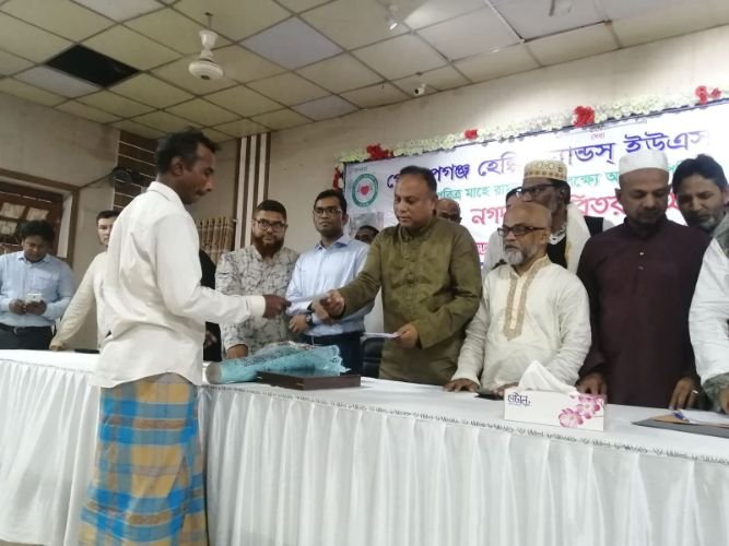 <span style='color:#000;font-size:18px;'>গোলাপগঞ্জ হ্যাল্পিং হ্যান্ডস ইউএসএ'র অর্থ বিতরণ কালে</span><br/> বর্তমান সরকার বৈষম্যহীন সেবা প্রদানে প্রতিশ্রুতিবদ্ধ- এমপি এমরান চৌধুরী