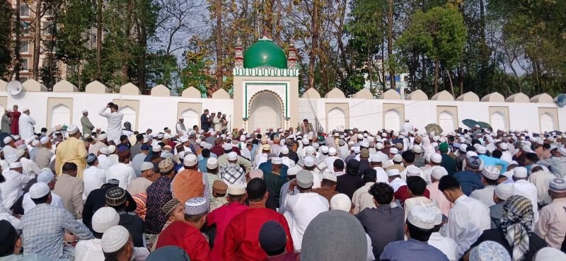 চোখের জলে আল্লাহর কাছে ক্ষমা প্রার্থনা, বিশ্ব মানবতার কল্যাণে দোয়া