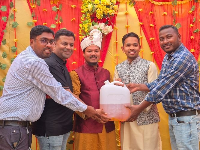 বিয়ের অনুষ্ঠানে বরকে জ্বালানি তেল উপহার