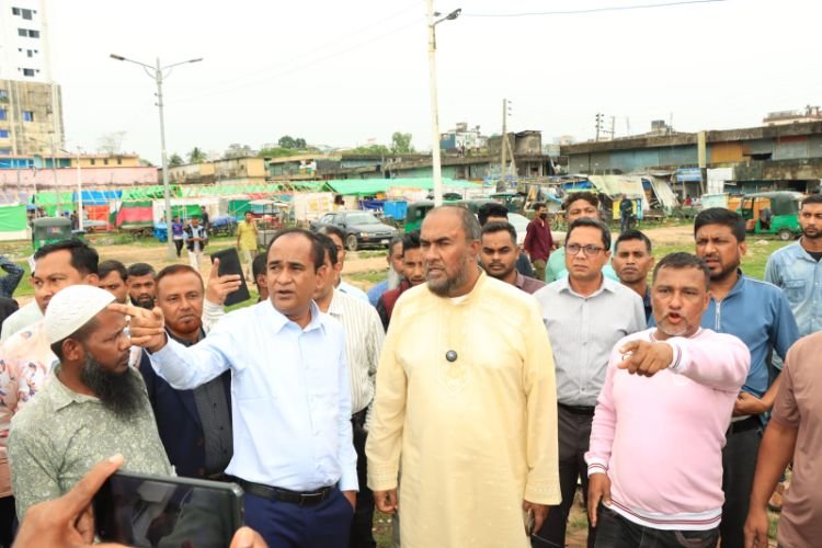 ঝড়ে ক্ষতিগ্রস্ত হকার্স শেড দ্রুত সংস্কারের আশ্বাস সিসিক প্রশাসকের