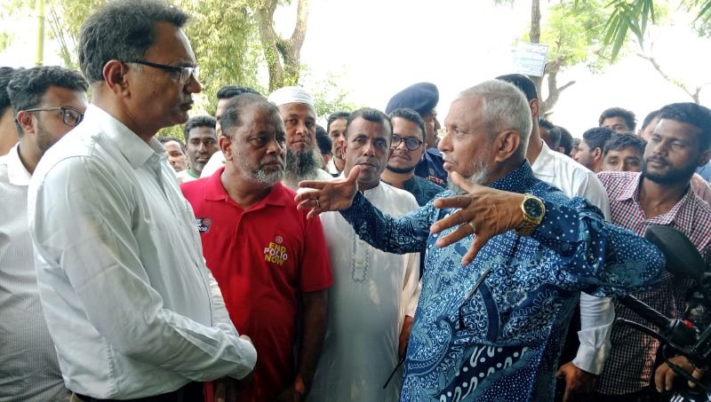 গোয়াইনঘাটে ভবন উদ্বোধনী অনুষ্ঠানে মন্ত্রীর সামনেই দু’পক্ষের হাতাহাতি, রেগে চলে গেলেন মন্ত্রী 