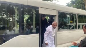 মিতব্যয়িতার অনন্য নজির : পৃথক ২০ গাড়ি ছেড়ে বাসে গাজীপুর গেলেন মন্ত্রী, সংসদ সদস্য ও ঊর্ধ্বতন কর্মকর্তারা