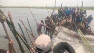 সুনামগঞ্জে বাঁধ ভেঙে পানি ঢুকছে হাওরে