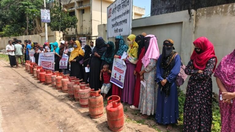 গোলাপগঞ্জে এলপিজি গ্যাস প্লান্ট থেকে সরকারি মূল্যে সিলিন্ডার না পাওয়ার প্রতিবাদে মানববন্ধন