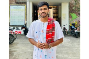 লুঙ্গি-গামছায় প্রতিবাদ: ভাইভা বোর্ডে ব্যতিক্রমী পোশাকে শাবিপ্রবি শিক্ষার্থী