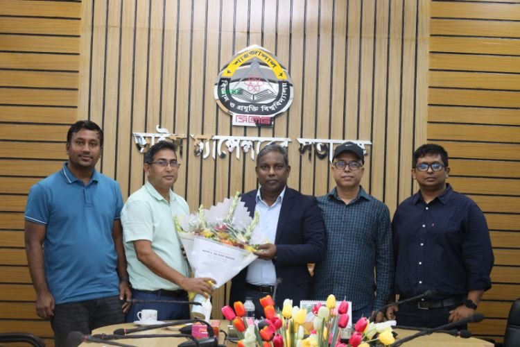 শাবিপ্রবির নবনিযুক্ত উপাচার্যকে শিক্ষক সমিতির ফুলেল শুভেচ্ছা