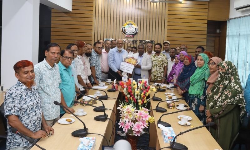 শাবিপ্রবি উপাচার্যকে রেজিস্ট্রার দপ্তরের ফুলেল শুভেচ্ছা