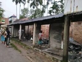 ফেঞ্চুগঞ্জে অগ্নিকাণ্ডে ৭ টি দোকান পুড়ে ছাই