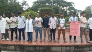 আপত্তিকর মন্তব্যের অভিযোগে শাবি ছাত্রশক্তি নেতাকে অব্যাহতি, শাস্তির দাবিতে মানববন্ধন