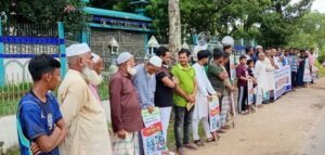 গোলাপগঞ্জে বসতঘরে আগুনের অভিযোগে আসামিদের গ্রেপ্তার দাবিতে মানববন্ধন
