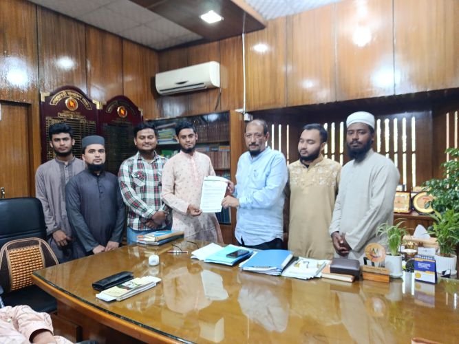 এমসি কলেজে ছাত্র মজলিসের ১৩ দফা দাবিতে স্মারকলিপি প্রদান